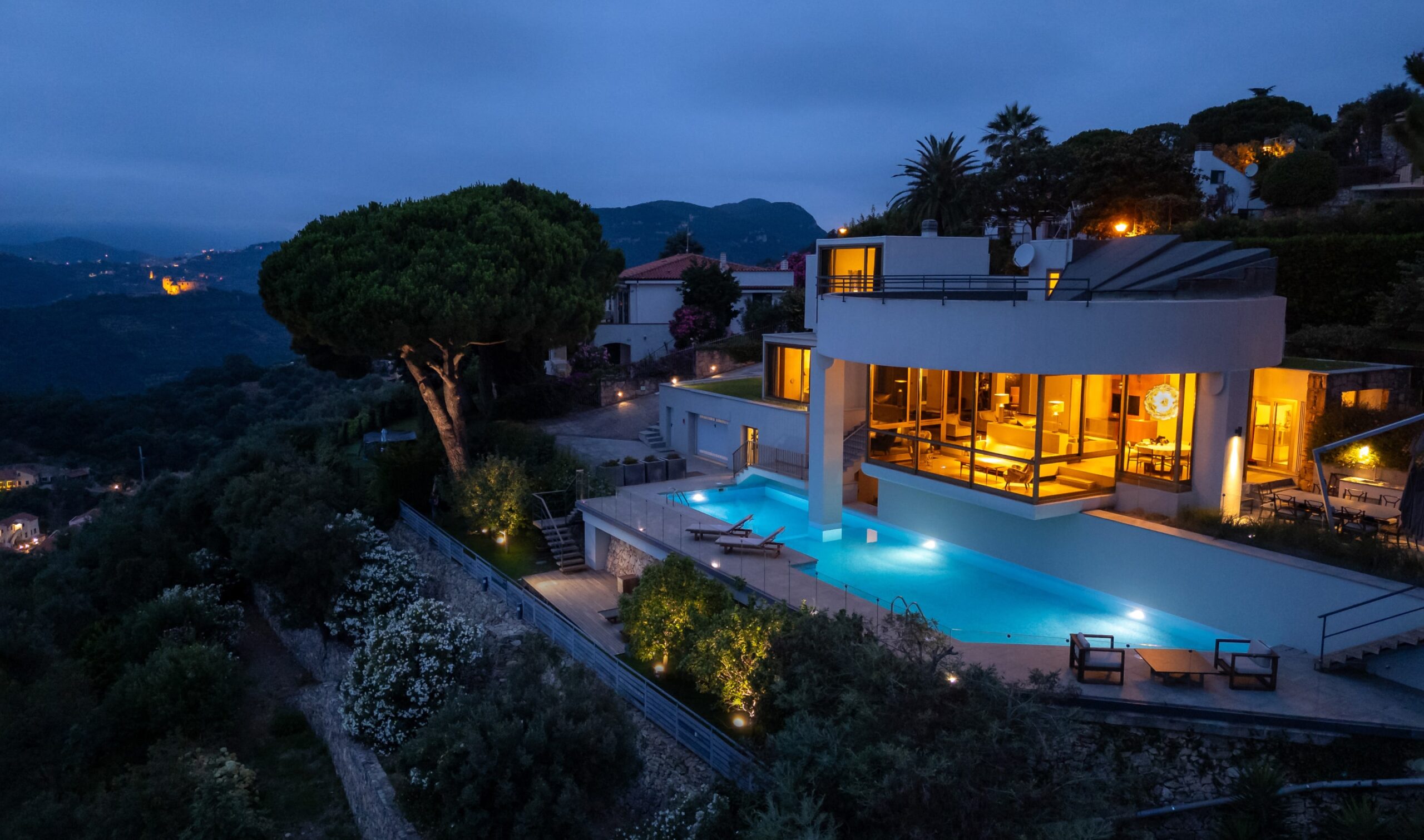 Ambre_retreat_Villa-via-dei-Navigatori_hero